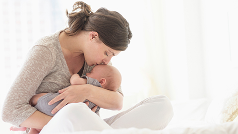 อาหารที่ทารกได้รับควรมีการดูดซึมได้อย่างรวดเร็วและง่ายดาย ซึ่งสามารถให้นมเด็กทารกแรกเกิดด้วยนมสูตรย่อยง่ายสำหรับคุณแม่ที่ไม่สามารถให้นมลูกน้อยได้