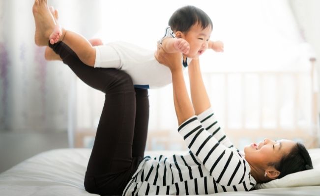 กิจกรรมสำหรับเด็กอายุไม่เกิน 1 ปี : ชวนลูกบินบนขาแม่