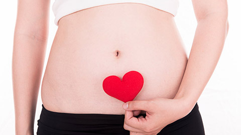 หญิงตั้งครรภ์ที่มีสัญลักษณ์รูปหัวใจในสัปดาห์ที่ 2