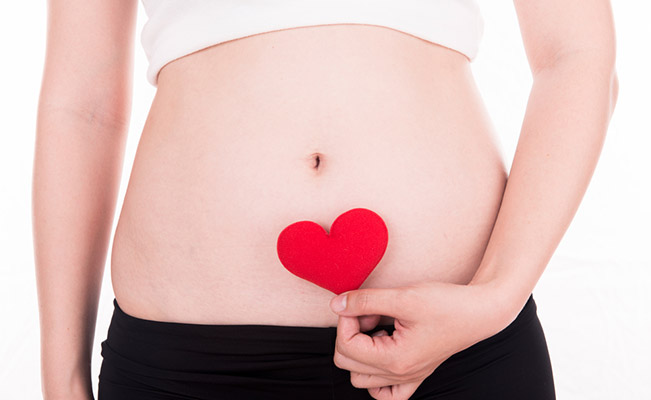 หญิงตั้งครรภ์ที่มีสัญลักษณ์รูปหัวใจในสัปดาห์ที่ 2